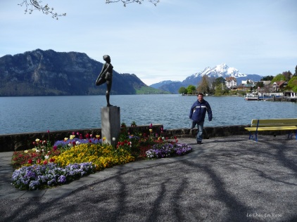 Monsieur Le Chic imitates the "Statue On The Lake" at Weggis